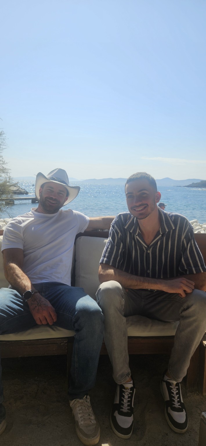 Les deux fondateurs de HAYASA face à la Méditerranée